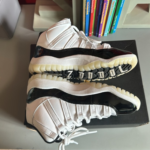 Little kids Jordan 11 Retro, size 1Y - Picture 5 of 7